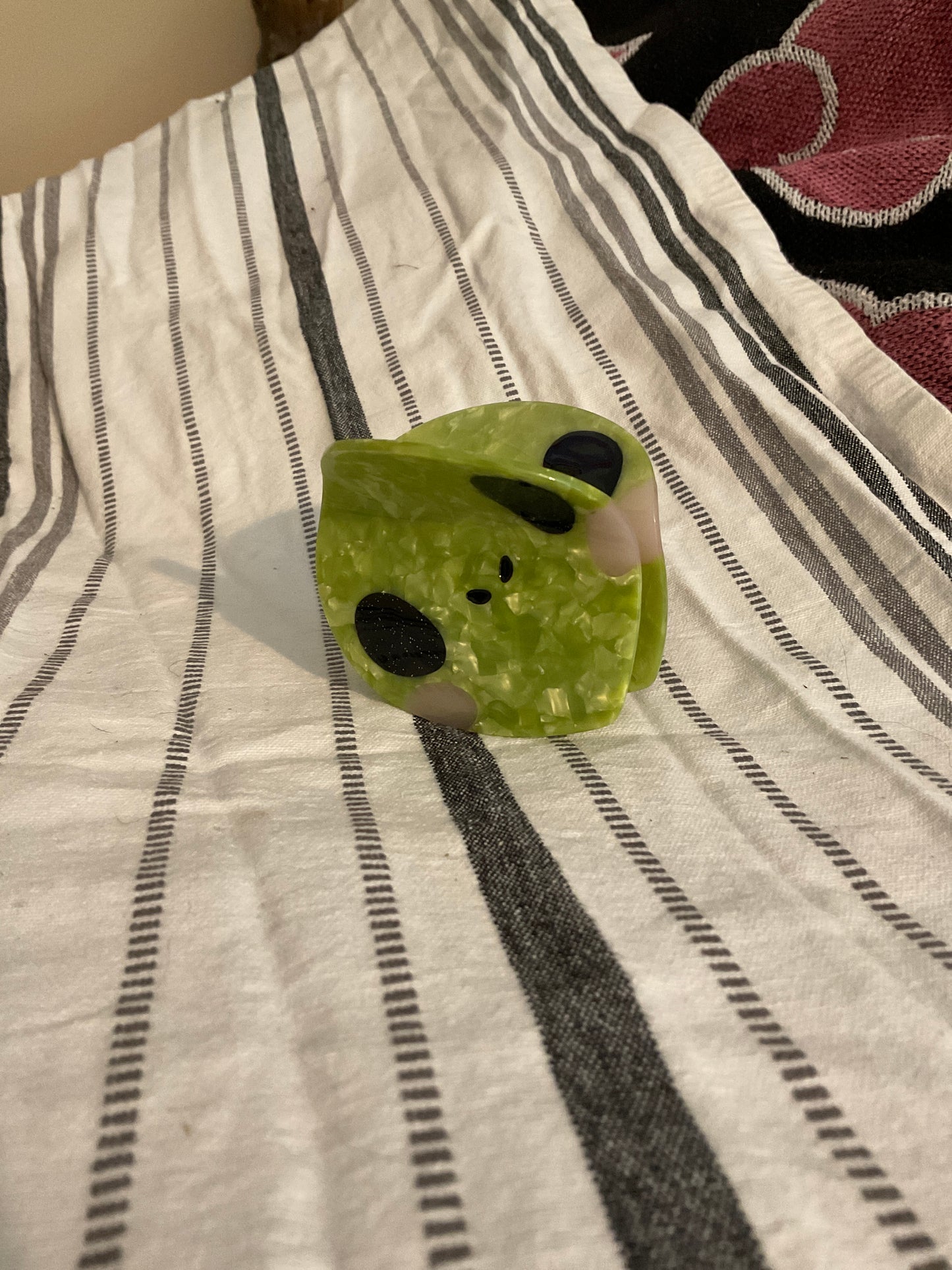 Alien hair clip