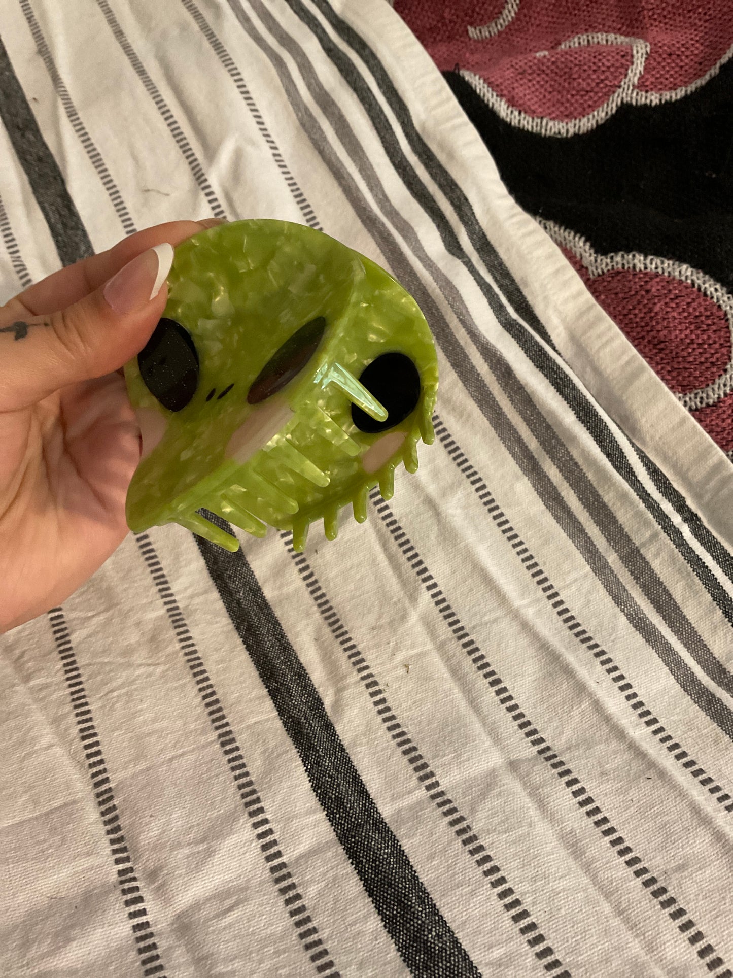 Alien hair clip